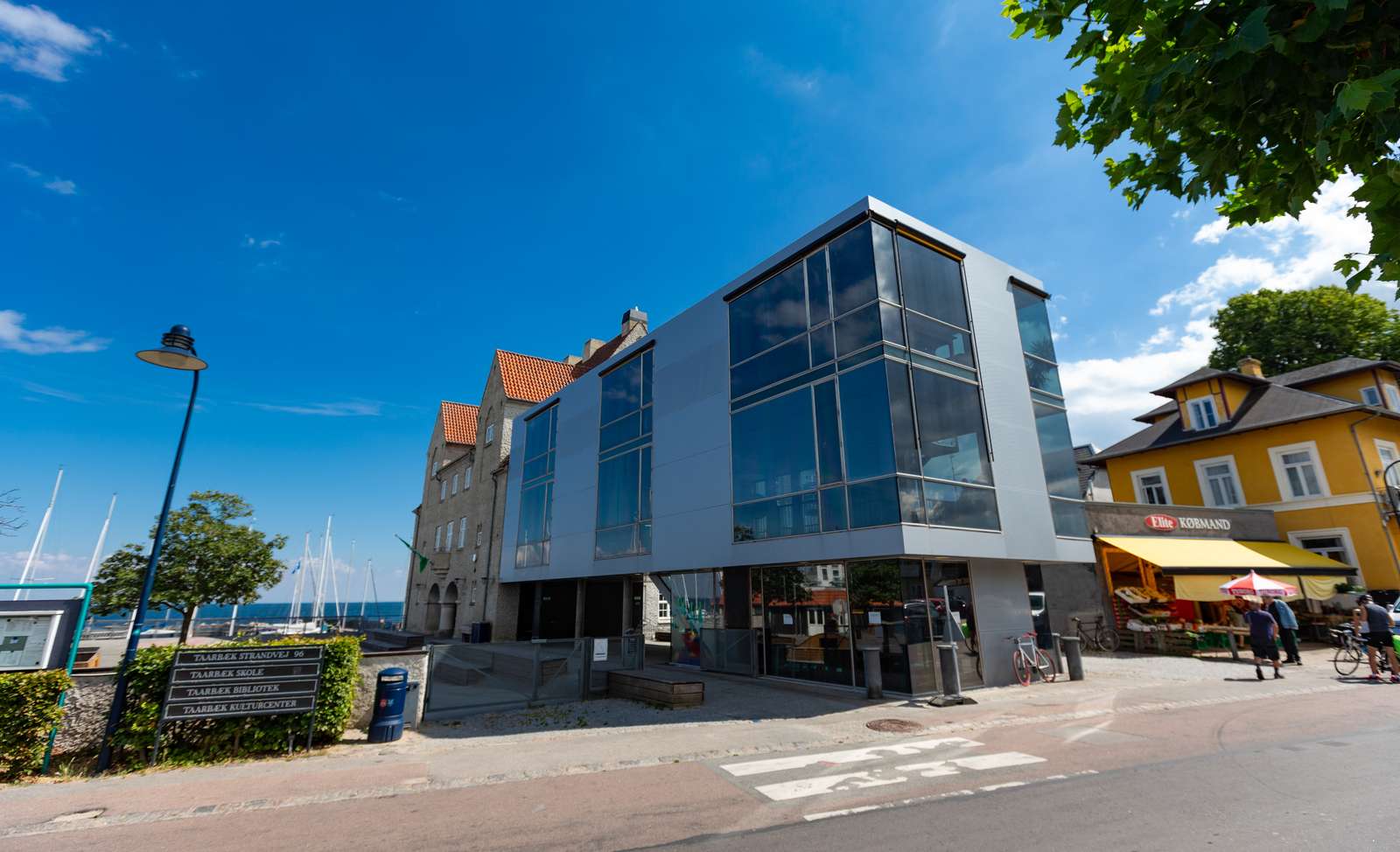 Skolen set fra Strandvejen